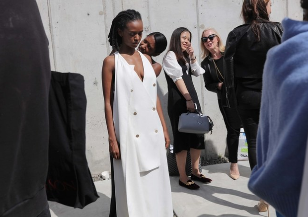 Nào chỉ hội tụ nhiều BST đẹp mĩ mãn, New York Fashion Week 2017 còn có vô vàn street style siêu chất - Ảnh 14.